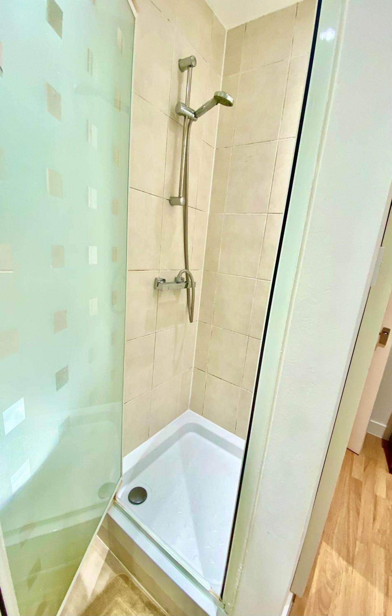 One Bedroom Flat Queen's Park Station * London