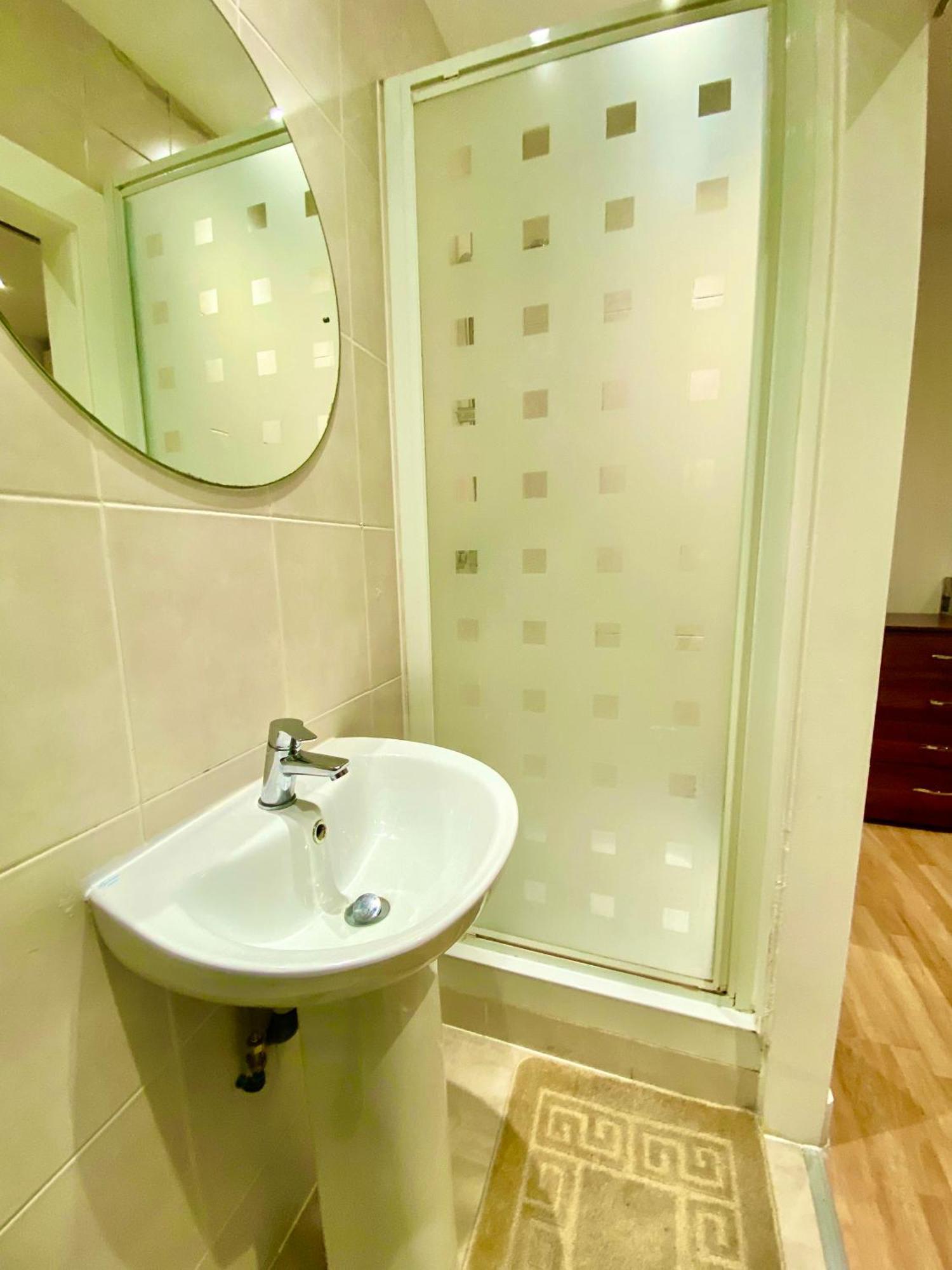 One Bedroom Flat Queen's Park Station