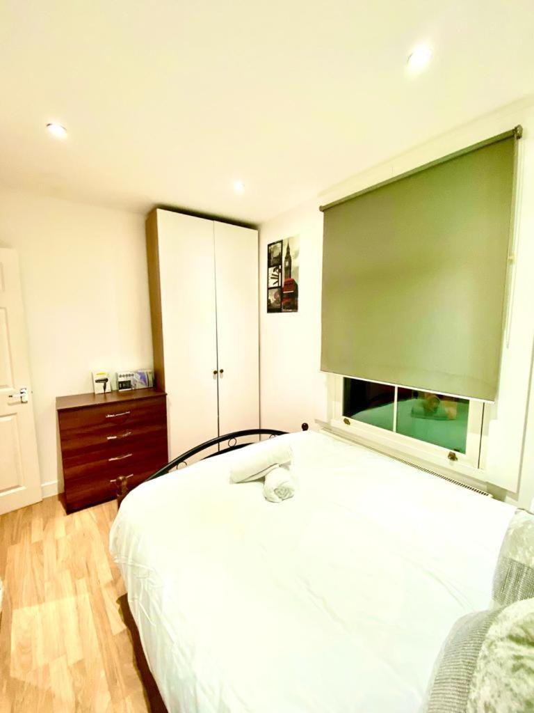 One Bedroom Flat Queen's Park Station Apartment *