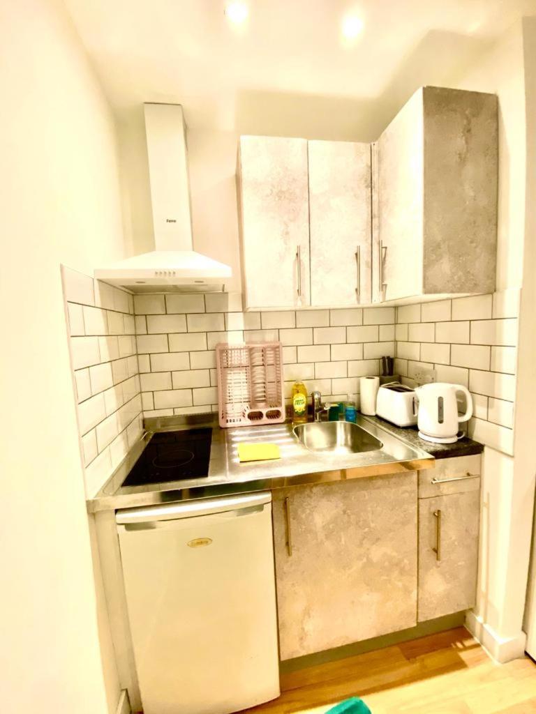 One Bedroom Flat Queen's Park Station Apartment London