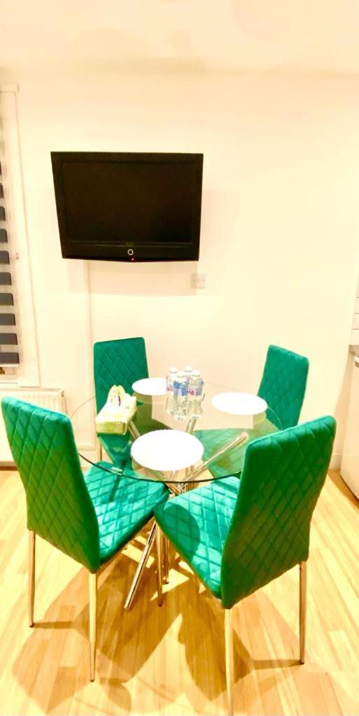 One Bedroom Flat Queen's Park Station * London